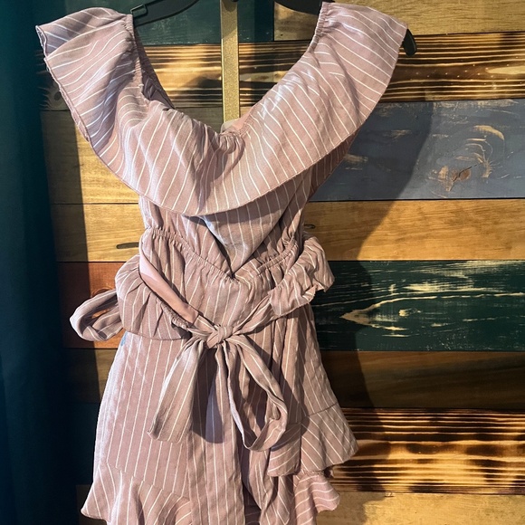 NWOT superdown Angela Wrap Tie Romper Size: Medium - Picture 5 of 6